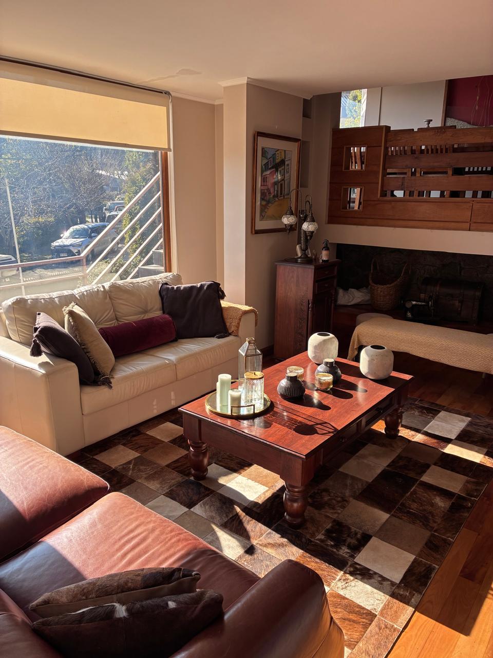 Living con chimenea y ventanal hacia la terraza