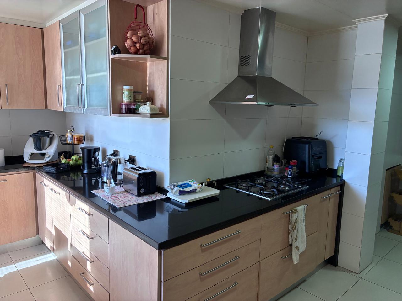 Cocina equipada con encimera de granito y muebles instalados